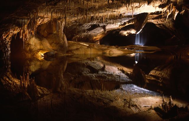 Reflets avec mirages dans les grottes de Lacave