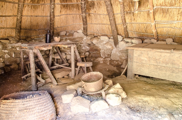 Reconstitution d'un habitat du moyen age