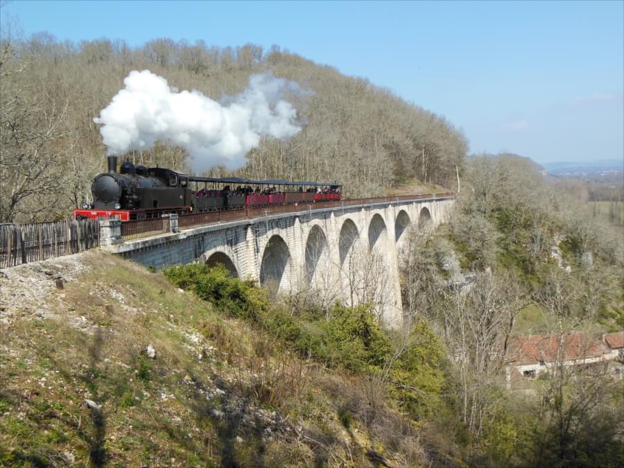 Train sur le viaduc des Scourtils