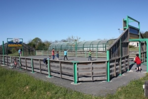 Aire de jeux pour les enfants avec balanoires